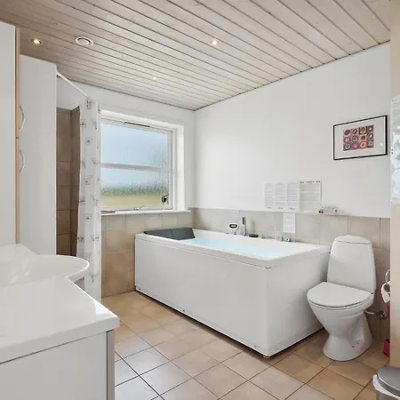4 Bedroom Cozy In Haderslev Diernæs